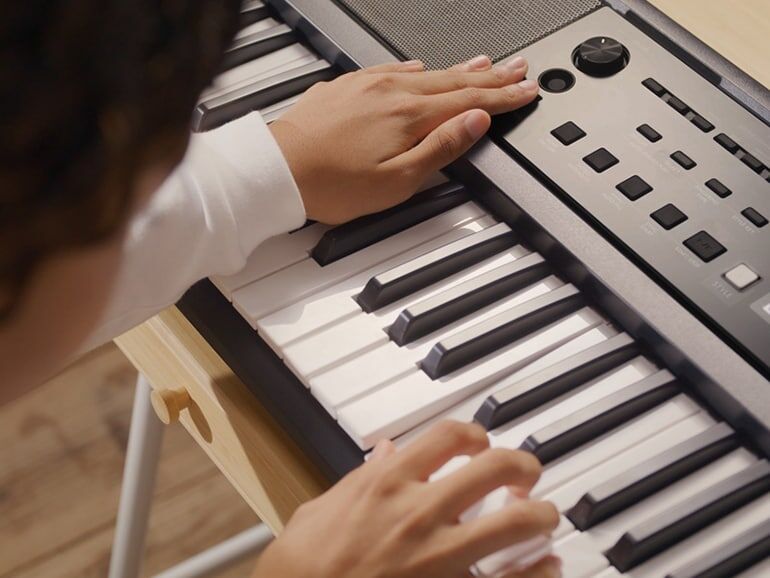 Touch-sensitive keys for expressive dynamic control of your Yamaha PSR-E383 keyboard