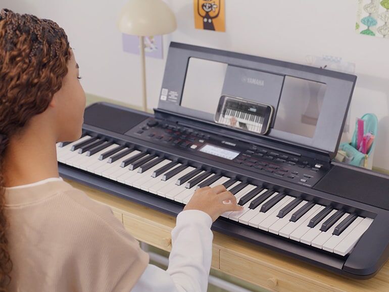 Yamaha PSR-E383 features onboard 3-step lessons