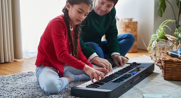 Family playing the CT-S400 Keyboard