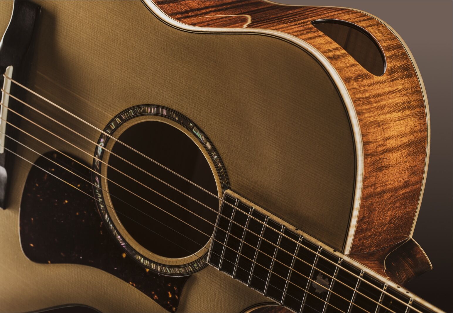 Eastman AC822E-FF Fan Fret boasts a Tone Port