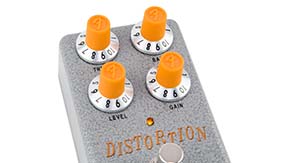 Regged aluminium enclodure of the Fender Hammertone Distortion Pedal