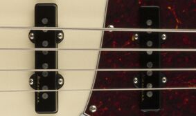 Noiseless pickups of the Fender Player Plus Jazz Bass