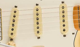 Vintage 70s-style pickups of the Fender Vintera II 70s Stratocaster